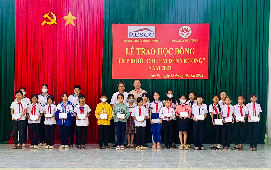 100 em học sinh có hoàn cảnh khó khăn tại thị xã Ayun Pa được nhận học bổng &quot;Tiếp bước cho em đến trường&quot;. Ảnh: Nguyễn Sang
