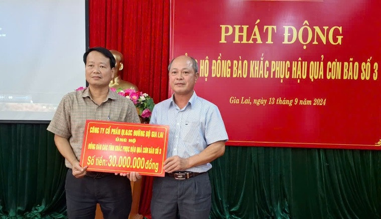 Công ty cổ phần Quản lý và sửa chữa đường bộ Gia Lai ủng hộ người dân bị ảnh hưởng do bão số 3 số tiền 30 triệu đồng. Ảnh: T.D Công ty cổ phần Quản lý và sửa chữa đường bộ Gia Lai ủng hộ người dân bị ảnh hưởng do bão số 3 số tiền 30 triệu đồng. Ảnh: T.D