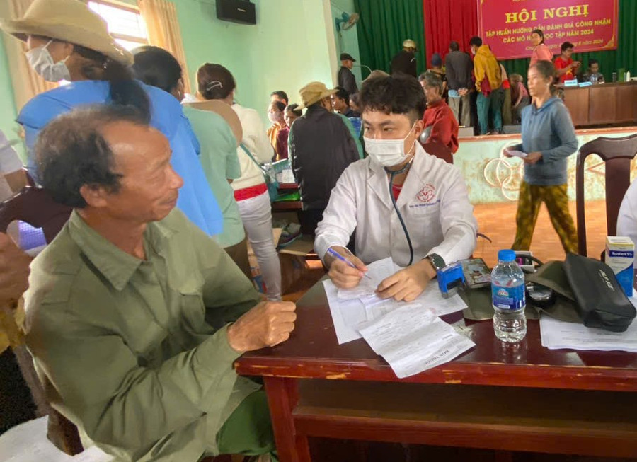 Khám bệnh, phát thuốc miễn phí cho người nghèo, khó khăn tại xã Chư Pơng, huyện Chư Sê. Ảnh: Hồng Ngọc Khám bệnh, phát thuốc miễn phí cho người nghèo, khó khăn tại xã Chư Pơng, huyện Chư Sê. Ảnh: Hồng Ngọc