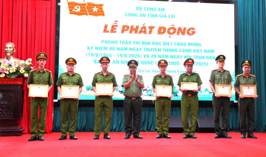 Giám đốc Công an tỉnh tặng giấy khen cho các tập thể, cá nhân có thành tích xuất sắc trong đấu tranh phòng-chống tội phạm. Ảnh: Hân Ánh Giám đốc Công an tỉnh tặng giấy khen cho các tập thể, cá nhân có thành tích xuất sắc trong đấu tranh phòng-chống tội phạm. Ảnh: Hân Ánh