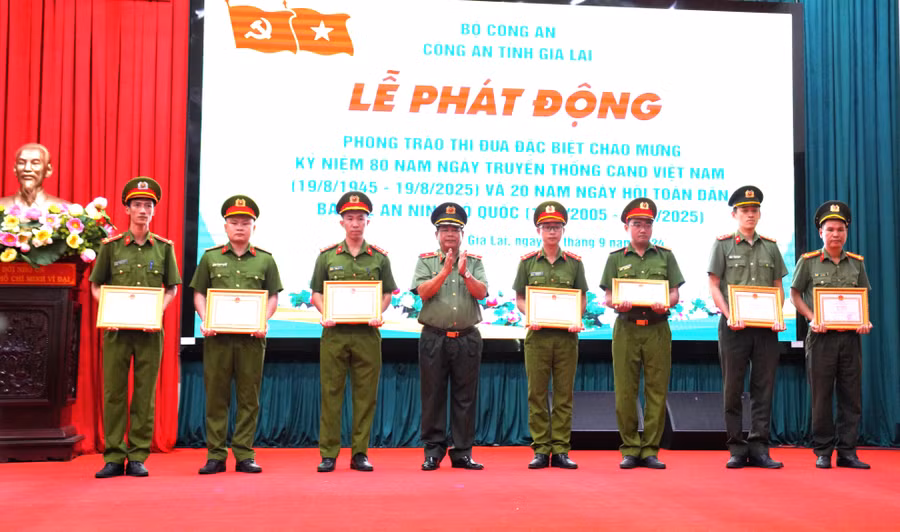 Giám đốc Công an tỉnh tặng giấy khen cho các tập thể, cá nhân có thành tích xuất sắc trong đấu tranh phòng-chống tội phạm. Ảnh: Hân Ánh