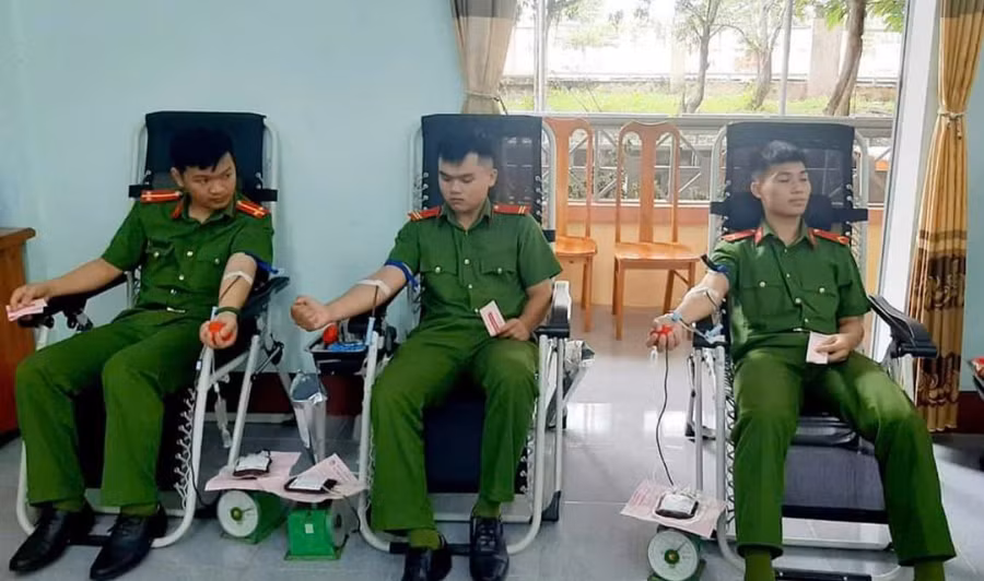 Cán bộ, chiến sĩ Công an huyện Kông Chro tham gia hiến máu tại ngày hội. Ảnh: Xuân Trúc