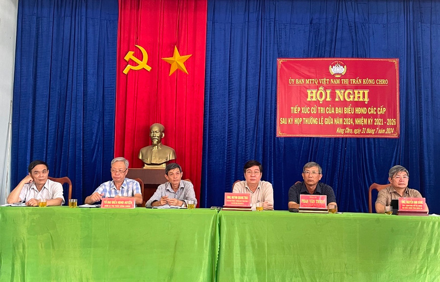 Các vị đại biểu HĐND tỉnh, huyện tiếp xúc với cử tri thị trấn Kông Chro. Ảnh: Phương Liên