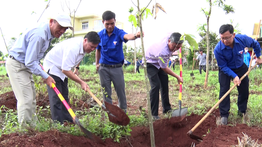 Đại diện lãnh đạo UBND huyện, các ban, ngành, hội, đoàn thể huyện Đức Cơ ra quân "Tết trồng cây đời đời nhớ ơn Bác Hồ" năm 2023. Ảnh: Thanh Tịnh Đại diện lãnh đạo UBND huyện, các ban, ngành, hội, đoàn thể huyện Đức Cơ ra quân "Tết trồng cây đời đời nhớ ơn Bác Hồ" năm 2023. Ảnh: Thanh Tịnh