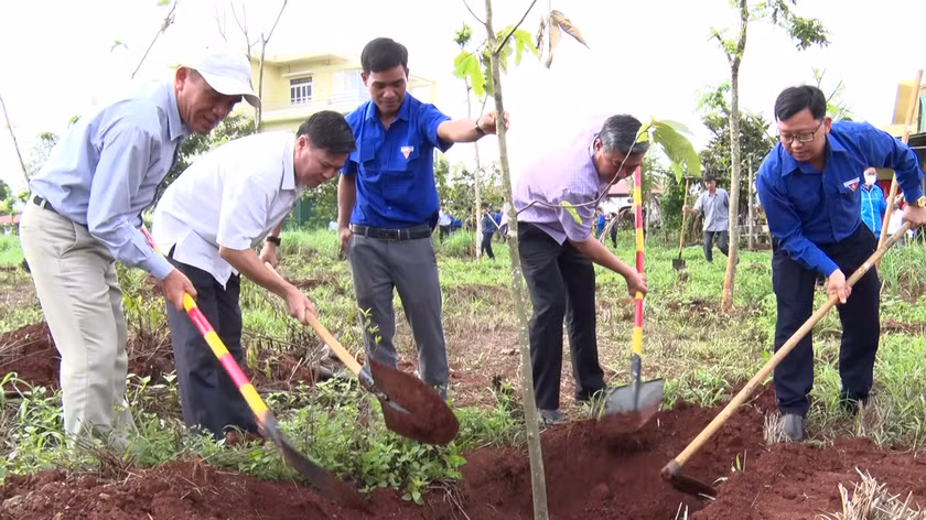 Đại diện lãnh đạo UBND huyện, các ban, ngành, hội, đoàn thể huyện Đức Cơ ra quân "Tết trồng cây đời đời nhớ ơn Bác Hồ" năm 2023. Ảnh: Thanh Tịnh