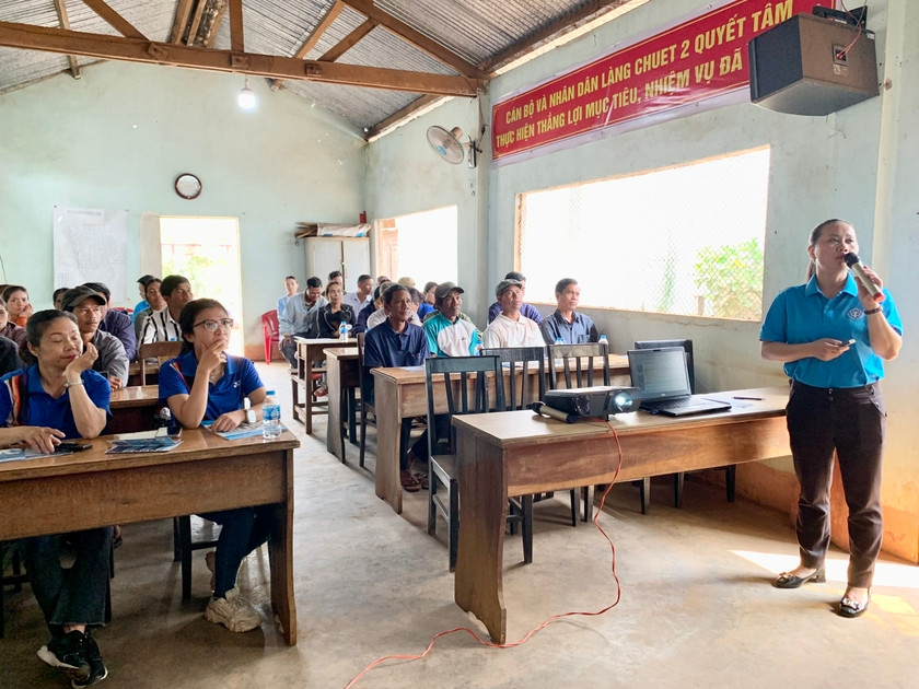 Công chức BHXH Gia Lai phổ biến đến người dân các nội dung liên quan đến chính sách BHXH, BHYT. Ảnh: Như Nguyện Công chức BHXH Gia Lai phổ biến đến người dân các nội dung liên quan đến chính sách BHXH, BHYT. Ảnh: Như Nguyện