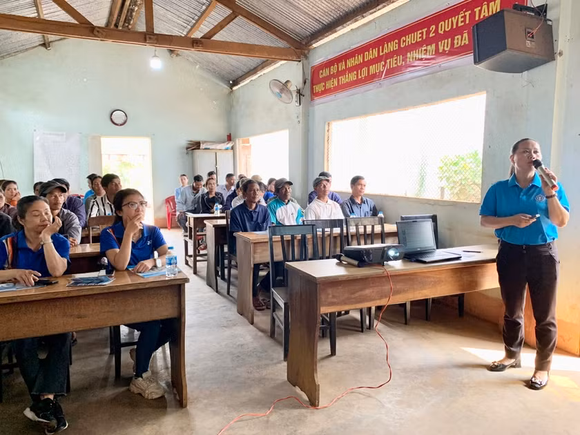 Công chức BHXH Gia Lai phổ biến đến người dân các nội dung liên quan đến chính sách BHXH, BHYT. Ảnh: Như Nguyện