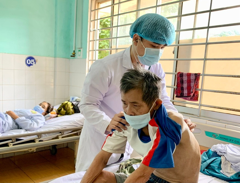 Y-bác sĩ Bệnh viện Đa khoa tỉnh thăm khám cho bệnh nhân dịp Tết Nguyên đán 2023. Ảnh: Như Nguyện