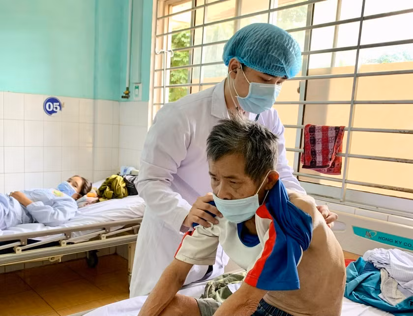 Y-bác sĩ Bệnh viện Đa khoa tỉnh thăm khám cho bệnh nhân dịp Tết Nguyên đán 2023. Ảnh: Như Nguyện