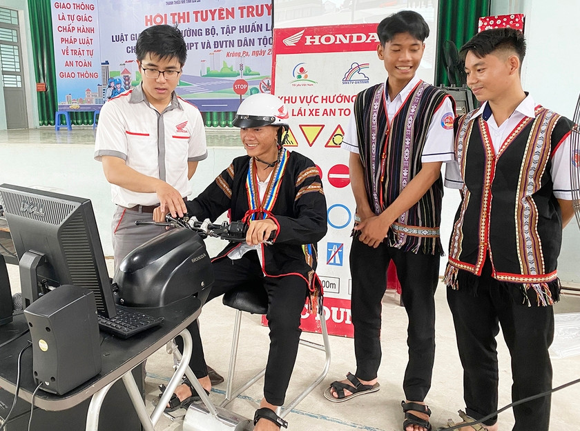 Các em học sinh thực hành kỹ năng lái xe an toàn trên máy RT. Ảnh: Hà Đức Thành