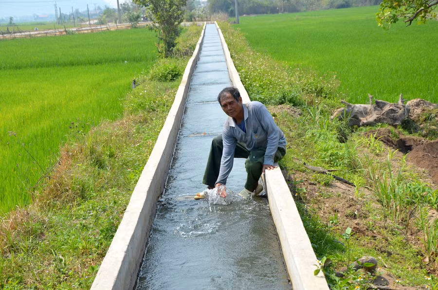 Đối với kênh nổi có lưu lượng nhỏ hơn 2 m3/s, có phạm vi vùng phụ cận tính từ chân mái ngoài của kênh trở ra, tối thiểu là 1 m. Ảnh: Trần Đức