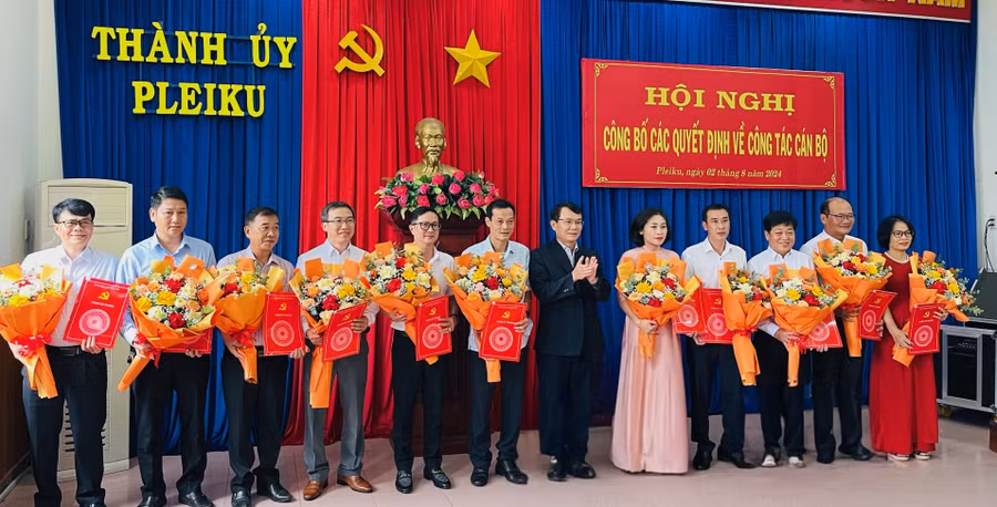 Bí thư Thành ủy Pleiku Trịnh Duy Thuân trao Quyết định và tặng hoa chúc mừng các đồng chí được điều động, luân chuyển. Ảnh: Bá Bính