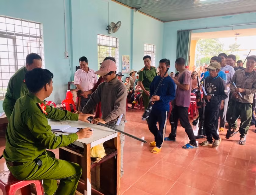 Người dân xã Hà Ra (huyện Mang Yang) giao nộp vũ khí cho Công an xã. Ảnh: T.H