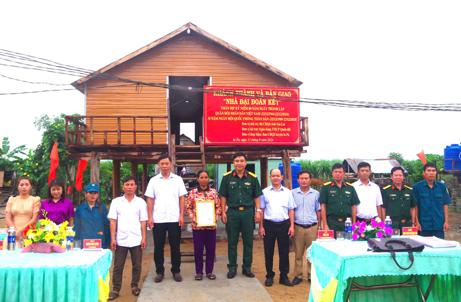 Các địa biểu tại lễ bàn giao nhà cho gia đình bà Đinh Quich (thôn Bi Gia, xã Pờ Tó, huyện Ia Pa). Ảnh: Huy Bắc