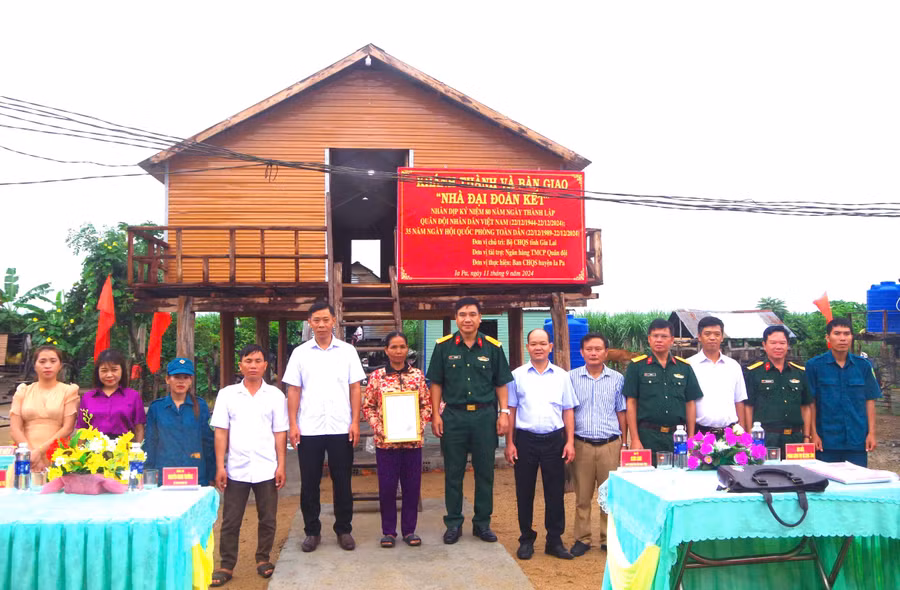 Các địa biểu tại lễ bàn giao nhà cho gia đình bà Đinh Quich (thôn Bi Gia, xã Pờ Tó, huyện Ia Pa). Ảnh: Huy Bắc