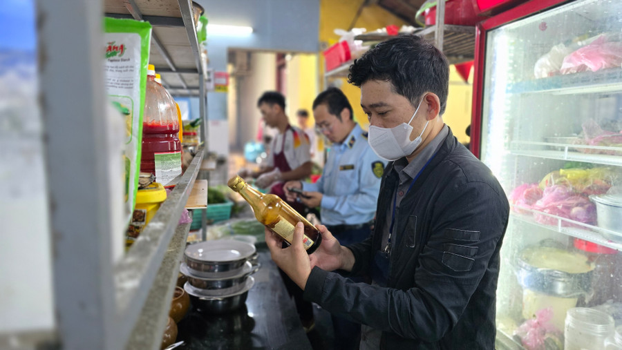 Lực lượng chức năng kiểm tra sơ sở kinh doanh thực phẩm trên địa bàn phường Hội Phú, TP. Pleiku. Ảnh: Bá Bính Lực lượng chức năng kiểm tra sơ sở kinh doanh thực phẩm trên địa bàn phường Hội Phú, TP. Pleiku. Ảnh: Bá Bính