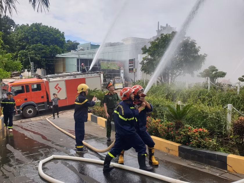 Lực lượng Cảnh sát PCCC-CNCH diễn tập công tác chữa cháy tại quán karaoke Paradise (TP. Pleiku). Ảnh: Lê Anh