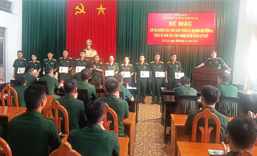 Ban tổ chức trao giấy chứng nhận hoàn thành chương trình bồi dưỡng kiến thức QP-AN đối tượng 4 cho các học viên. Ảnh: Huy Bắc Ban tổ chức trao giấy chứng nhận hoàn thành chương trình bồi dưỡng kiến thức QP-AN đối tượng 4 cho các học viên. Ảnh: Huy Bắc