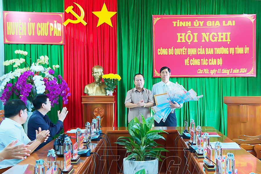 Phó Bí thư Thường trực Tỉnh ủy, Trưởng đoàn Đại biểu Quốc hội tỉnh Châu Ngọc Tuấn trao quyết định, tặng hoa chúc mừng đồng chí Trần Minh Sơn. Ảnh: H.P Phó Bí thư Thường trực Tỉnh ủy, Trưởng đoàn Đại biểu Quốc hội tỉnh Châu Ngọc Tuấn trao quyết định, tặng hoa chúc mừng đồng chí Trần Minh Sơn. Ảnh: H.P