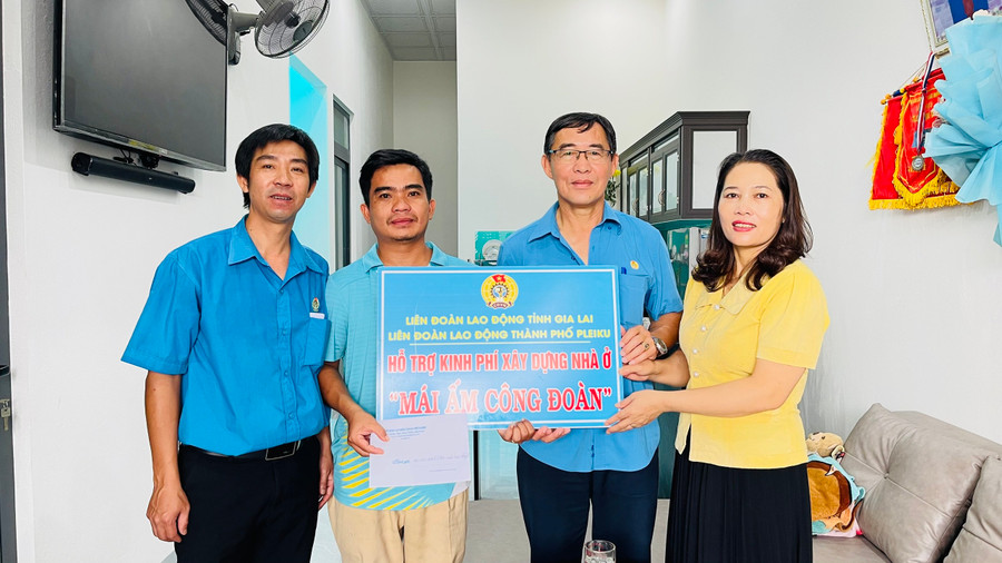Lãnh đạo LĐLĐ TP. Pleiku trao kinh phí xây nhà &quot;Mái ấm Công đoàn&quot; cho đoàn viên khó khăn. Ảnh: Bá Bính
