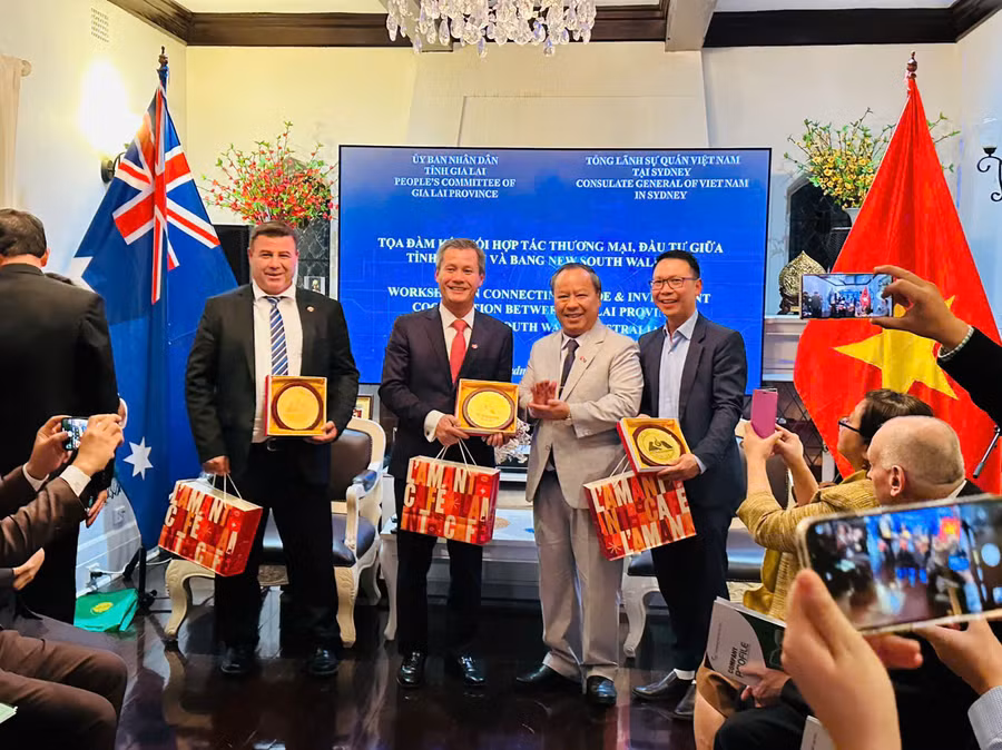 Phó bí thư Thường trực Tỉnh ủy, Trưởng đoàn đại biểu Quốc hội tỉnh Gia Lai Châu Ngọc Tuấn tặng biểu trưng của tỉnh Gia Lai cho các vị quan khách và đại diện các tổ chức, cộng đồng doanh nghiệp tại Australia.