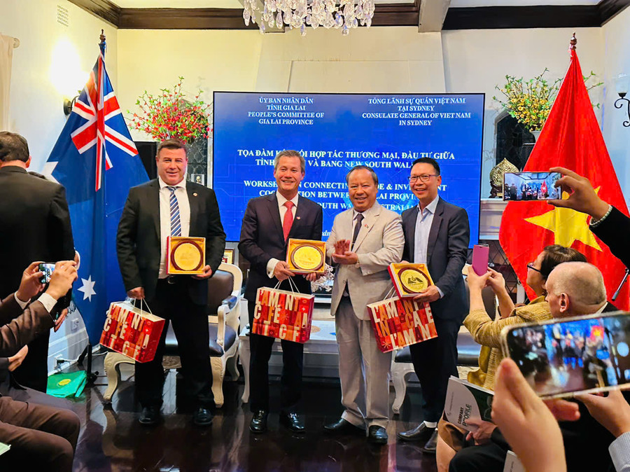 Phó bí thư Thường trực Tỉnh ủy, Trưởng đoàn đại biểu Quốc hội tỉnh Gia Lai Châu Ngọc Tuấn tặng biểu trưng của tỉnh Gia Lai cho các vị quan khách và đại diện các tổ chức, cộng đồng doanh nghiệp tại Australia.