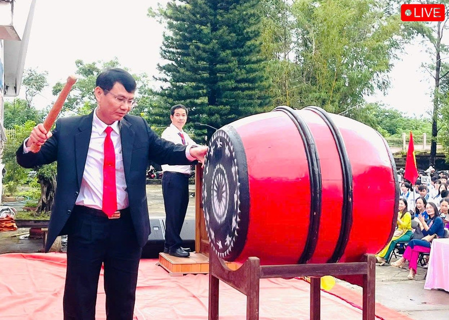 Đồng chí Trịnh Duy Thuân-Ủy viên Ban Thường vụ Tỉnh ủy, Bí thư Thành ủy, Chủ tịch HĐND TP. Pleiku đánh trống khai trường tại Trường THPT Pleiku. Ảnh: Hồng Thương Đồng chí Trịnh Duy Thuân-Ủy viên Ban Thường vụ Tỉnh ủy, Bí thư Thành ủy, Chủ tịch HĐND TP. Pleiku đánh trống khai trường tại Trường THPT Pleiku. Ảnh: Hồng Thương