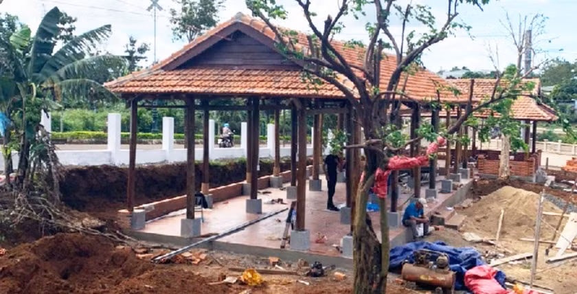 Quán cà phê xây dựng trái phép trên đất trồng cây lâu năm tại thị trấn Chư Sê. Ảnh: Lê Anh