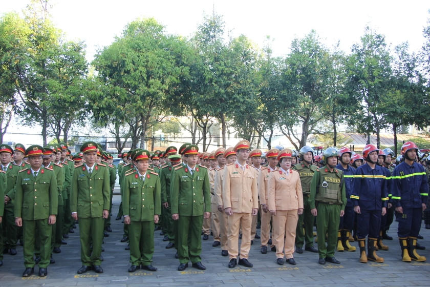 Lực lượng Công an tỉnh tham dự lễ ra quân trấn áp tội phạm dịp Tết Nguyên đán Giáp Thìn 2024. Ảnh: T.D