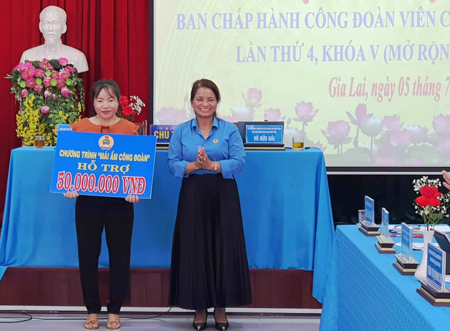 Đại diện LĐLĐ tỉnh Gia Lai trao hỗ trợ nhà "Mái ấm công đoàn" cho người lao động có hoàn cảnh khó khăn. Ảnh: Đoàn Nga Đại diện LĐLĐ tỉnh Gia Lai trao hỗ trợ nhà "Mái ấm công đoàn" cho người lao động có hoàn cảnh khó khăn. Ảnh: Đoàn Nga