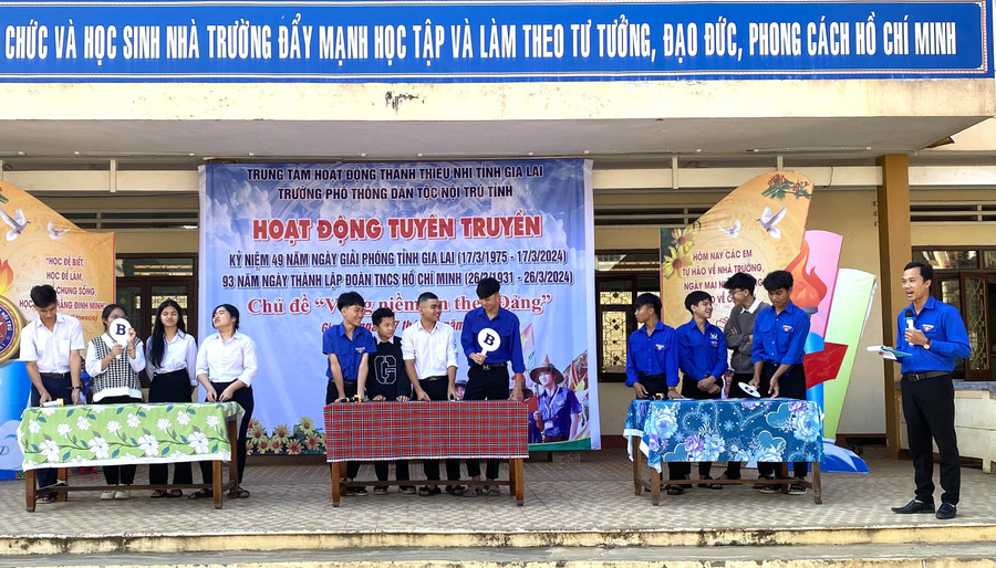 Các em học sinh hào hứng tham gia hoạt động tuyên truyền. Ảnh: Hà Thành