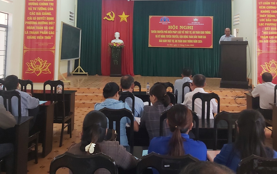 Quang cảnh buổi tuyên truyền về an toàn giao thông cho cán bộ Mặt trận cơ sở tại An Khê. Ảnh: Ngọc Anh