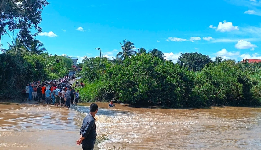 Khi đi qua ngầm tràn Đăk Hlơ (thôn 1, xã Đăk Hlơ), 2 chị em ruột Huỳnh Lê Na và Huỳnh Tấn Đạt đã bị nước cuốn trôi tử vong. Ảnh: Anh Tuấn