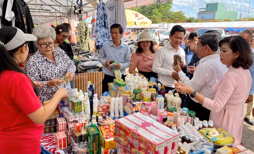 Phiên chợ biên giới tại Cửa khẩu quốc tế Lệ Thanh (huyện Đức Cơ) được tổ chức vào tháng 12-2022. Ảnh: V.T