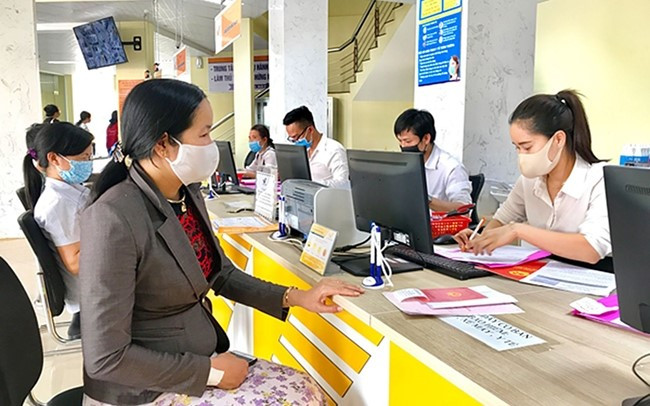 Người dân làm TTHC tại Trung tâm Phục vụ hành chính công tỉnh. Ảnh: HÀ DUY