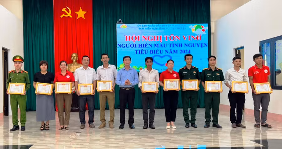 Ban Chỉ đạo vận động HMTN huyện Mang Yang tặng giấy khen cho các tập thể, cá nhân có thành tích trong phong trào HMTN năm 2023-2024. Ảnh: Hồng Ngọc