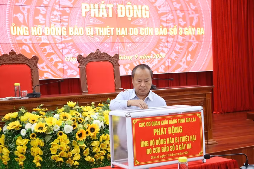 Phó Bí thư Thường trực Tỉnh ủy, Trưởng đoàn đại biểu Quốc hội tỉnh Châu Ngọc Tuấn quyên góp hỗ trợ đồng bào các tỉnh, thành phía Bắc khắc phục hậu quả cơn bão số 3. Ảnh: Q.T