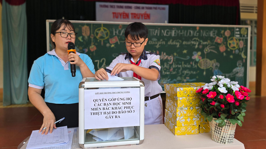Dịp này, các nhà trường cũng đã phát động chương trình quyên góp, ủng hộ hướng về các bạn học sinh vùng lũ bị thiệt hại do bão số 3 gây ra. Ảnh: Bá Bính Dịp này, các nhà trường cũng đã phát động chương trình quyên góp, ủng hộ hướng về các bạn học sinh vùng lũ bị thiệt hại do bão số 3 gây ra. Ảnh: Bá Bính