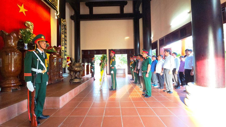 Đoàn công tác dâng hương, dâng hoa tại Nhà bia tưởng niệm của Sư đoàn 2. Ảnh: Bá Bính Đoàn công tác dâng hương, dâng hoa tại Nhà bia tưởng niệm của Sư đoàn 2. Ảnh: Bá Bính