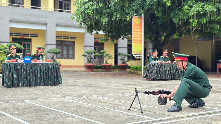 Cán bộ sĩ quan, quân nhân chuyên nghiệp thực hiện bài kiểm tra thực hành tháo lắp súng. Ảnh: Bá Bính