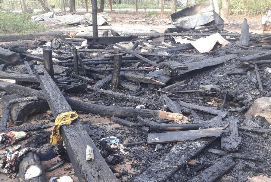 Căn nhà sàn của gia đình bà Đinh Thị A Lơ (làng Lợt, xã Nghĩa An) đã bị lửa thiêu rụi hoàn toàn. Ảnh: Hồng Hạnh