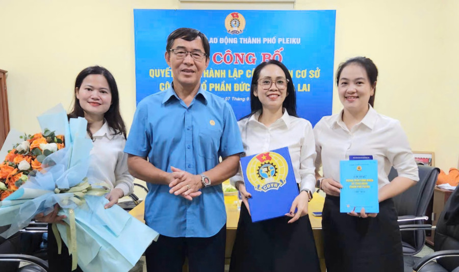 Chủ tịch LĐLĐ TP. Pleiku Đỗ Xuân Quý chúc mừng Ban Chấp hành Công CĐCS Công ty Cổ phần Đức Thành Gia Lai. Ảnh: Bá Bính Chủ tịch LĐLĐ TP. Pleiku Đỗ Xuân Quý chúc mừng Ban Chấp hành Công CĐCS Công ty Cổ phần Đức Thành Gia Lai. Ảnh: Bá Bính