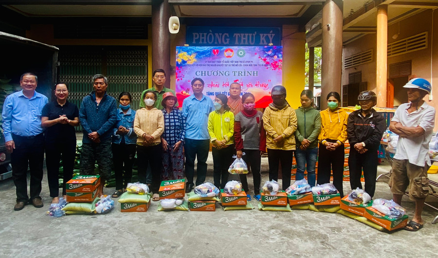 Ban tổ chức chương trình đã trao 400 suất quà Tết (400 ngàn đồng/suất) cho các hộ nghèo, khó khăn tại thị xã Ayun Pa. Ảnh: Nguyễn Sang Ban tổ chức chương trình đã trao 400 suất quà Tết (400 ngàn đồng/suất) cho các hộ nghèo, khó khăn tại thị xã Ayun Pa. Ảnh: Nguyễn Sang