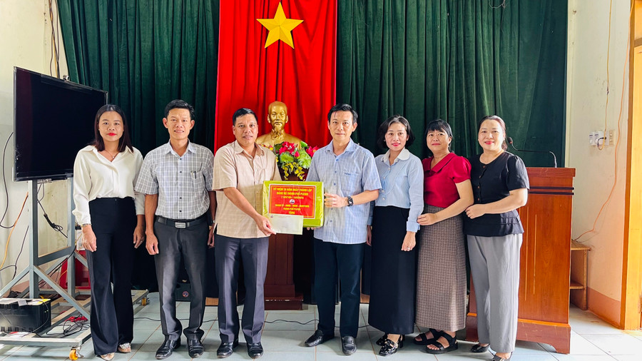 Chủ tịch UBND TP. Pleiku Đỗ Việt Hưng (thứ 4 từ phải sang) thăm cơ sở cách mạng Khu 9 (xã Gào). Ảnh: Bá Bính Chủ tịch UBND TP. Pleiku Đỗ Việt Hưng (thứ 4 từ phải sang) thăm cơ sở cách mạng Khu 9 (xã Gào). Ảnh: Bá Bính