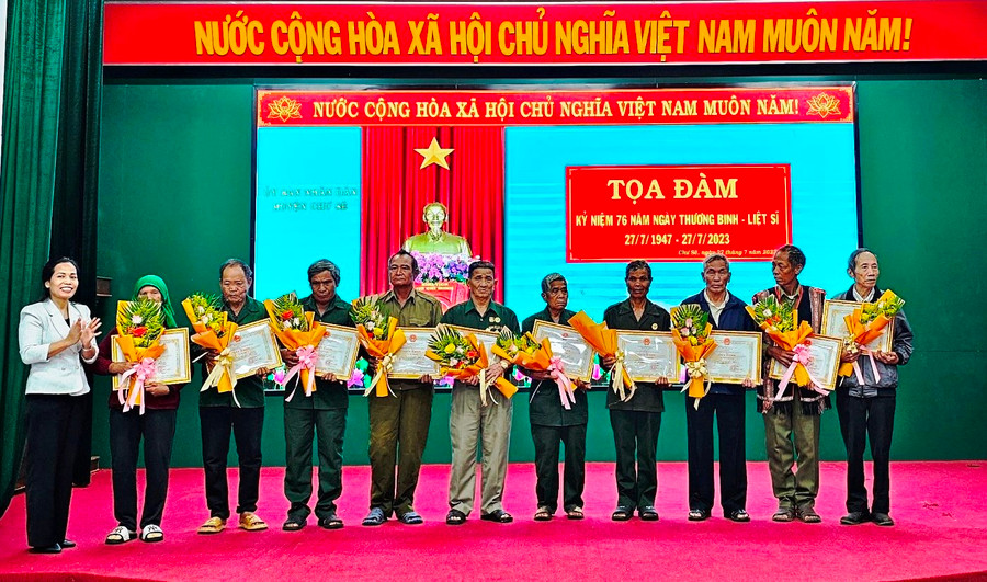 Chủ tịch UBND huyện Chư Sê tặng giấy khen cho 4 tập thể và 21 cá nhân đã có thành tích trong công tác người có công, đền ơn đáp nghĩa và đối tượng chính sách, người có công tiêu biểu năm 2023. Ảnh: Mỹ Đức