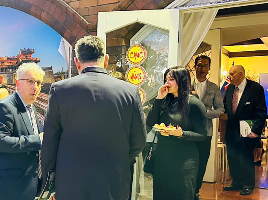 Các đại biểu trao đổi bên lề diễn đàn.