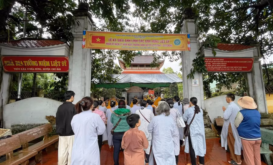 Đông đảo bà con phật tử, người dân trên địa bàn huyện Chư Păh đã về dâng hương tưởng niệm các Anh hùng liệt sĩ. Ảnh: K.P