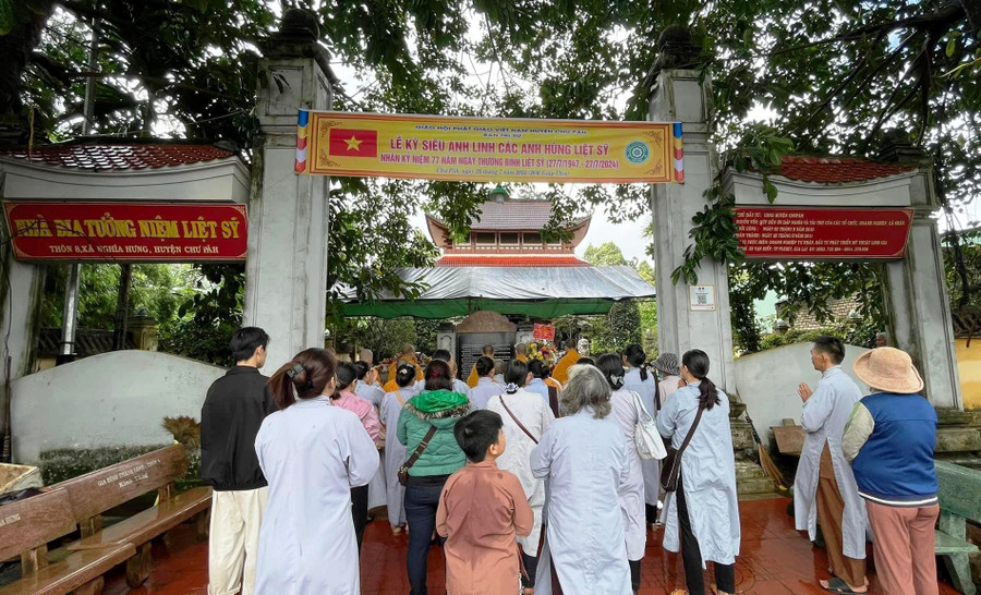 Đông đảo bà con phật tử, người dân trên địa bàn huyện Chư Păh đã về dâng hương tưởng niệm các Anh hùng liệt sĩ. Ảnh: K.P