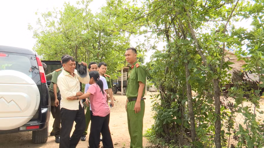 Khoảnh khắc đối tượng Nay Tri được bàn giao về với gia đình, gặp lại vợ. Ảnh: Ngô Thu