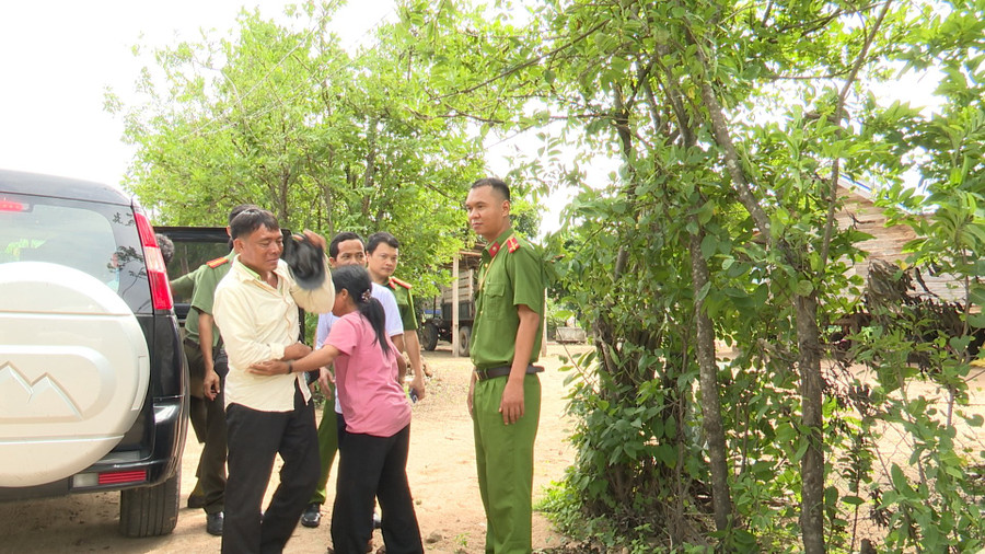 Khoảnh khắc đối tượng Nay Tri được bàn giao về với gia đình, gặp lại vợ. Ảnh: Ngô Thu Khoảnh khắc đối tượng Nay Tri được bàn giao về với gia đình, gặp lại vợ. Ảnh: Ngô Thu